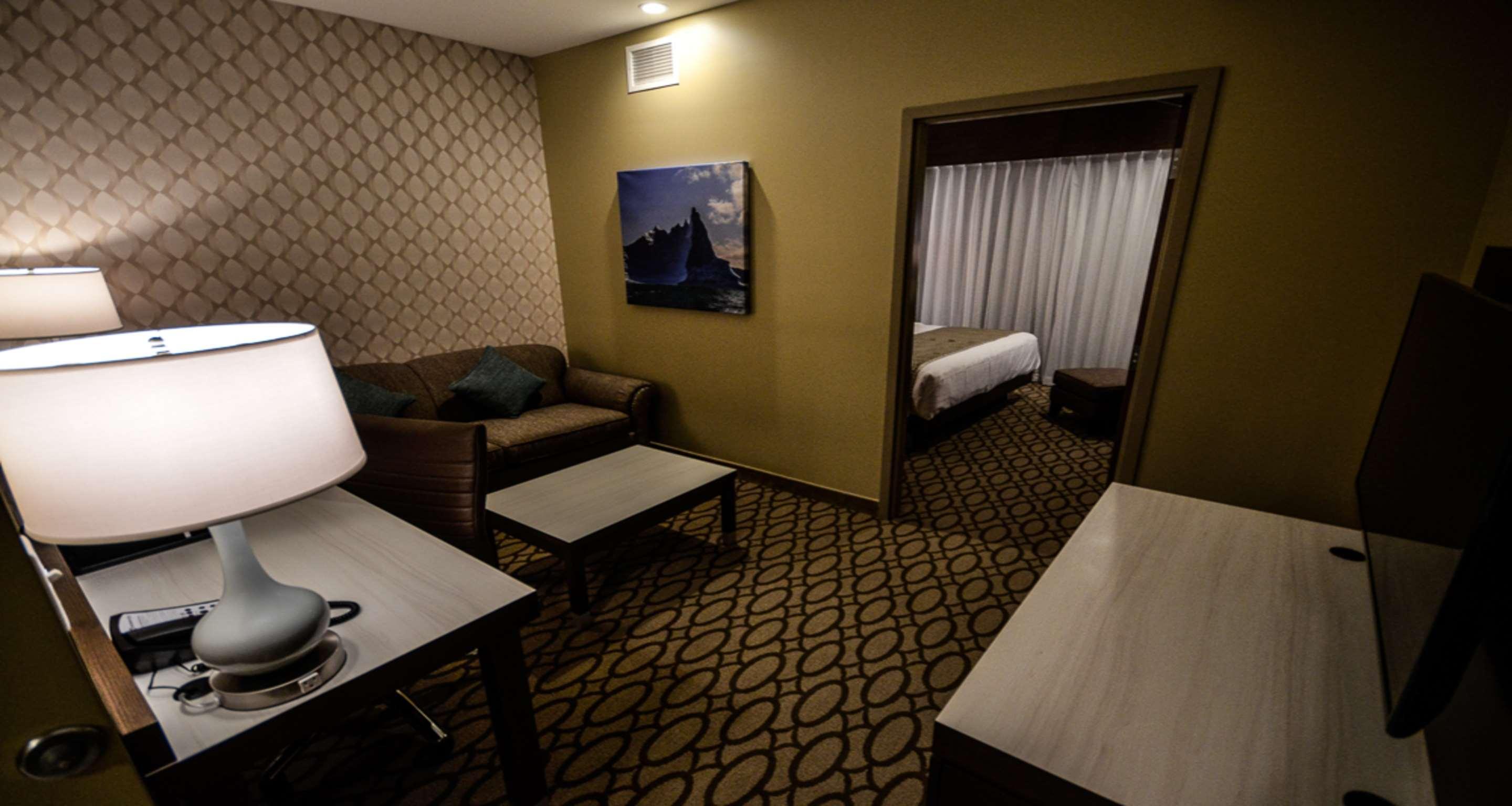 Western White Mountain Hotel 3*